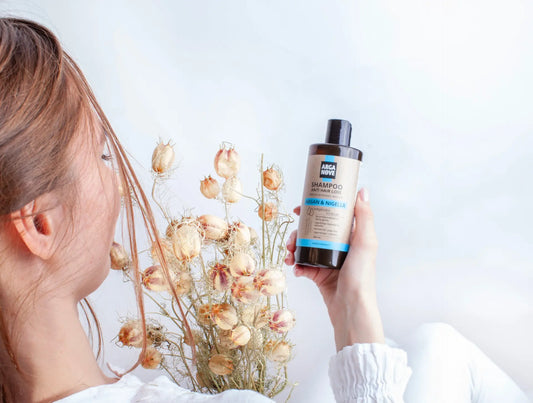 Problem z wypadaniem włosów? Sięgnij po szampon z czarnuszką - skuteczne rozwiązanie na wypadające włosy