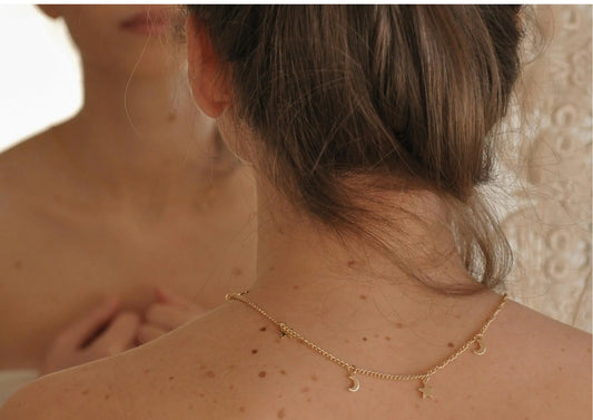 Cera naczynkowa: jak wygląda i  jak o nią dbać? Poznaj sposoby na „pajączki” na twarzy